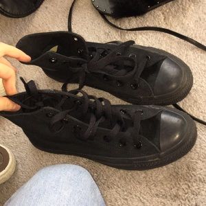 Black converse men’s 4 women’s 6. WORN TWICE